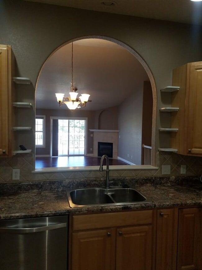Building Photo - Beautiful Townhouse with Magnificent City Views.
