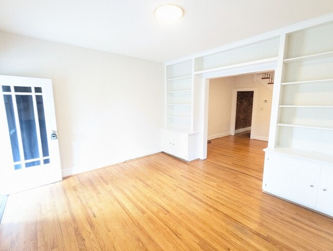 Building Photo - Charming Historic townhouse in downtown Frederick available mid June!