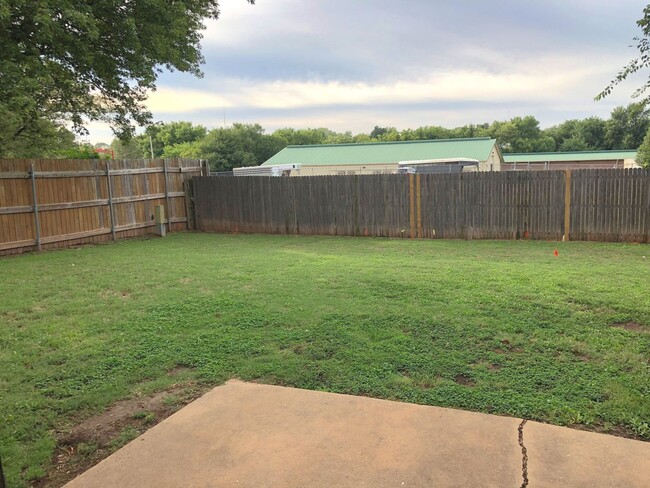 Building Photo - Great Location! Central Edmond!