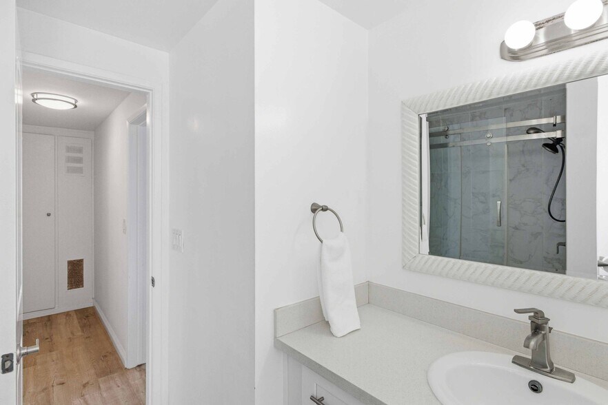 Building Photo - 3105 Ocean Dr