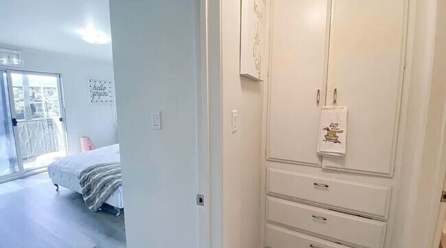 Building Photo - **1139 E Ocean Blvd #301 Long Beach** Upstairs 1 bedroom 1 bath !!2 weeks OAC!!