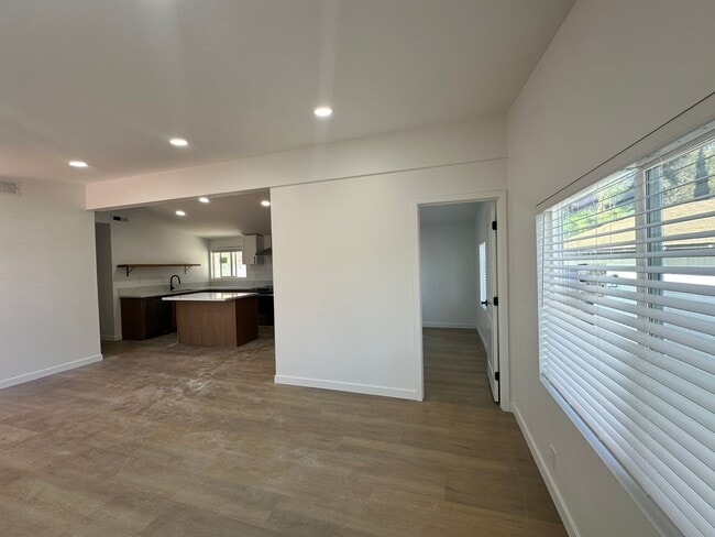 Building Photo - Available Now! Amazing Views and Spacious ...