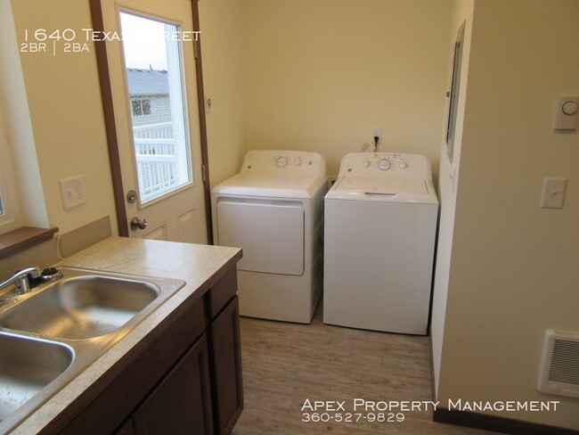 Building Photo - Central Bellingham - Eureka Townhomes