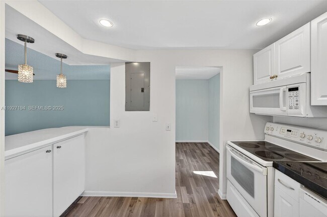 Building Photo - 3100 Riverside Dr