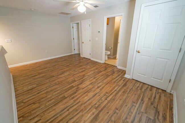 Building Photo - UPDATED 2 Bed / 2 Bath with LOFT in Summer...