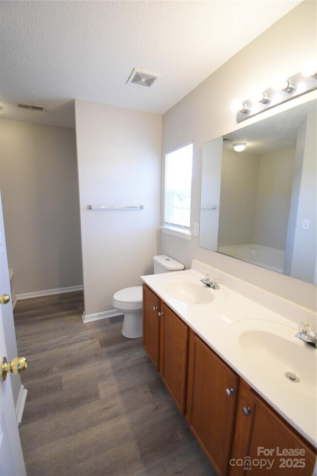 Building Photo - 8139 Chatham Oaks Dr