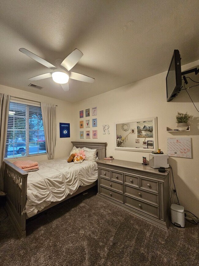 Building Photo - Spacious North Bakersfield Home with pool!