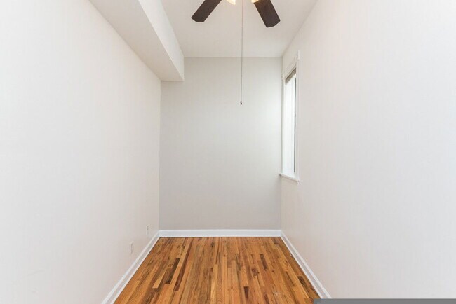 Building Photo - 907 W Addison St