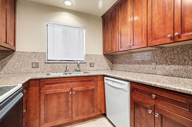 Building Photo - 815 E 28th St