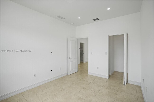 Building Photo - 3708 NE 22nd Pl