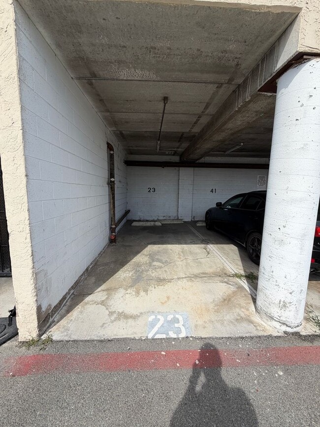 Building Photo - Updated 2 Bedroom 2 Bathroom Condo with Pool, Spa and Parking. Offering 6 month lease.