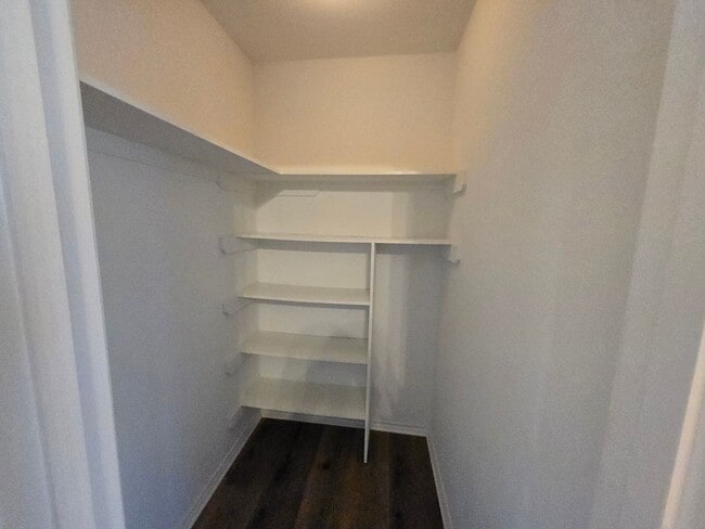 Building Photo - Stunning 4-bd 2.5 bath