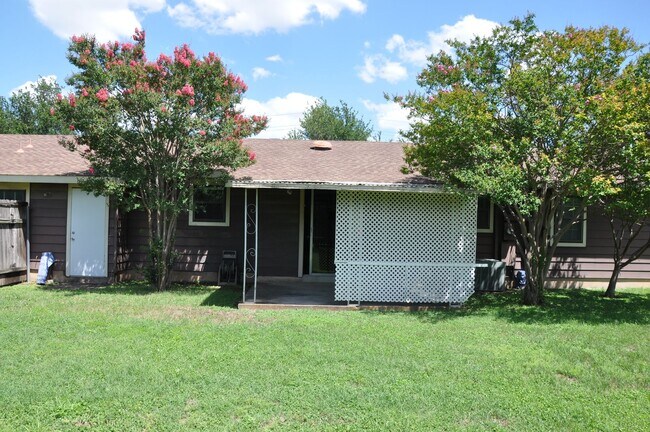 Building Photo - 2 Bedroom 1 Bath 1 Car Garage in Heart of ...