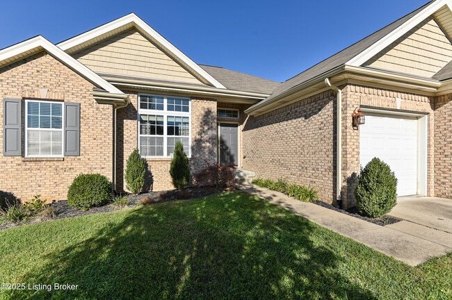 Building Photo - 220 Rockcrest Way