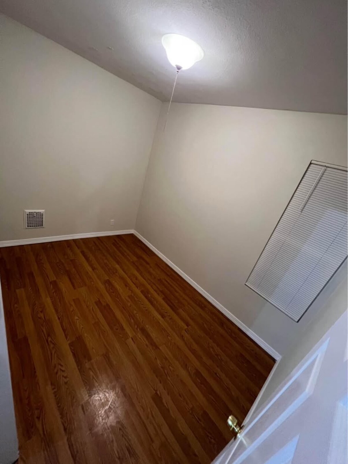 Building Photo - 1184 Kossuth Ave