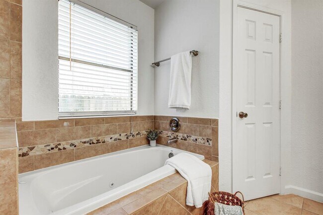 Building Photo - 17516 Klamath Falls Dr