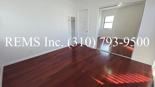 Building Photo - Refurbished Upstairs Apartment with Garage parking