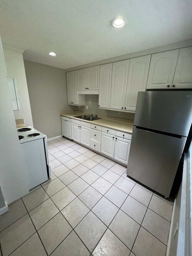 Building Photo - 2 Bed 1 Bath Near Campus! Water/Sewer/Trash Included In Rent!!