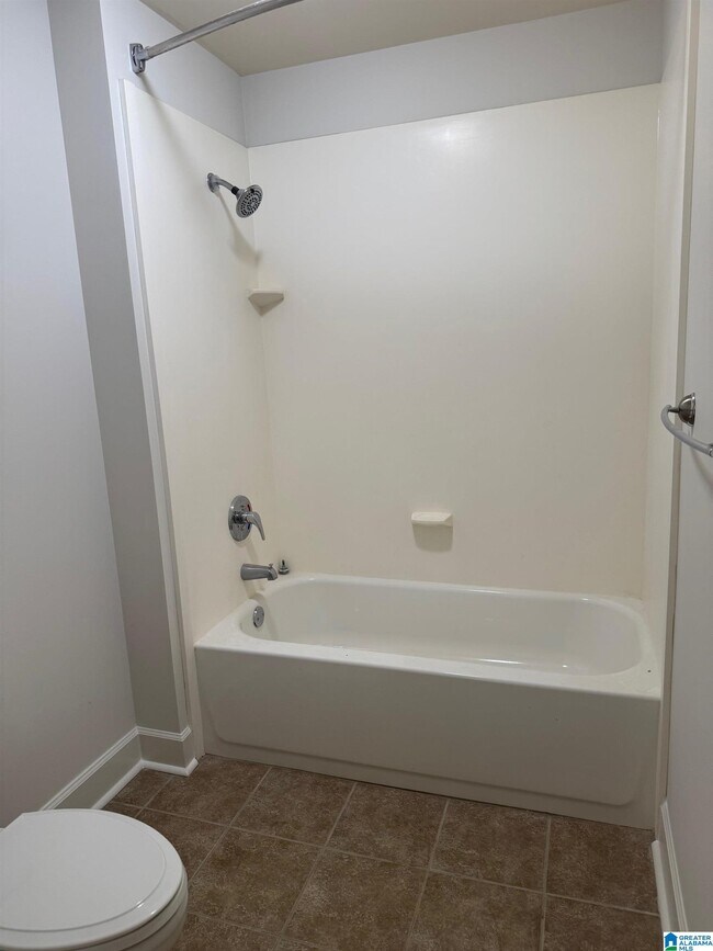 Building Photo - 1040 Broadway St