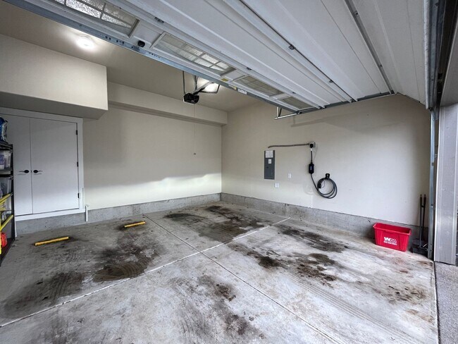 Building Photo - Beautiful Beaverton 3 Bedroom 2.5 Bathroom ~ Home In River Terrace w/ Level 2 EV Charger in Garage!