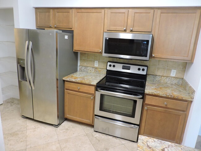 Building Photo - 730.5 Myrtlewood Cir W