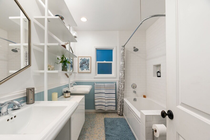 Building Photo - 330 28th St