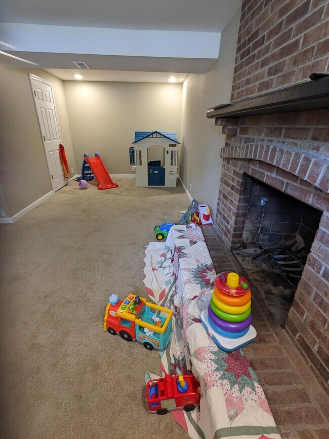 Building Photo - 428 Glenview Ct
