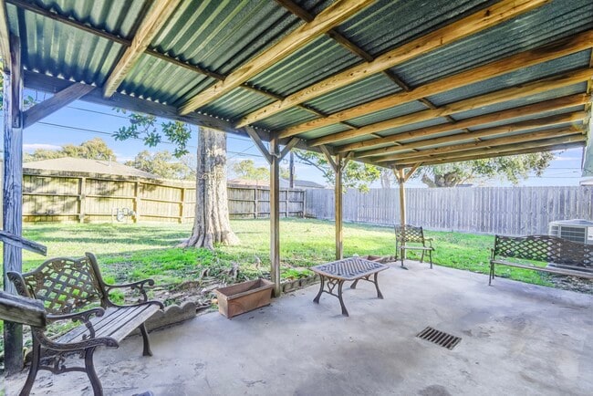 Building Photo - 3811 Bennett Dr
