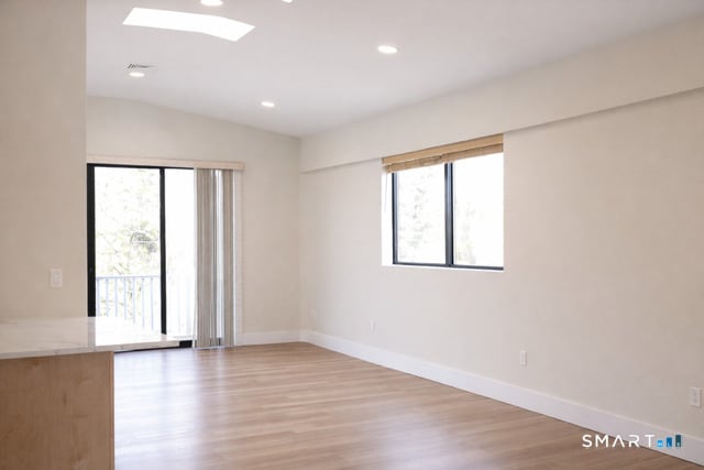 Building Photo - 937 Post Rd