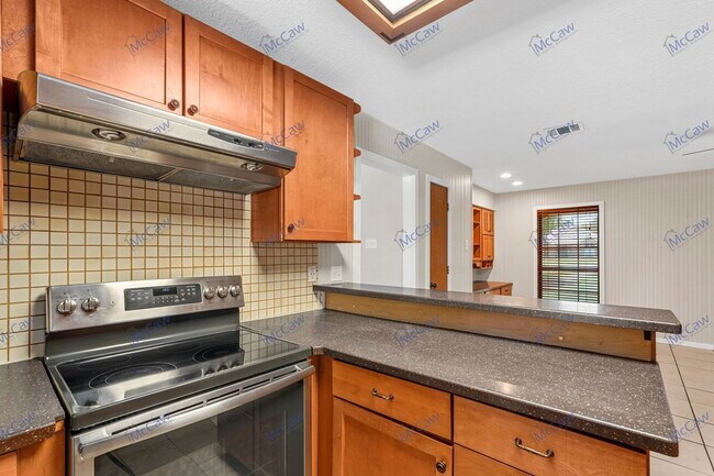 Building Photo - 606 Oak Ridge Dr