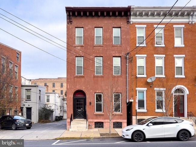 Building Photo - 11 E Walnut St