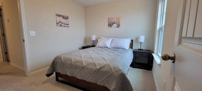 Building Photo - Furnished rental