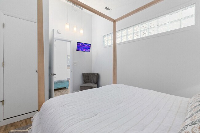 Building Photo - 152 Manresa Rd