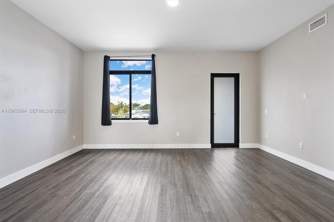 Building Photo - 444 E 16th St