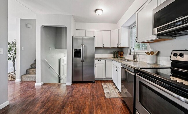 Building Photo - Beautiful 3 Bed, 2 Bath Split-Level Home w...