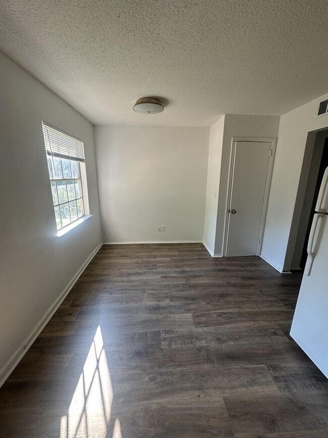 Building Photo - Freshly Renovated - 2 Bedroom | Pet Friendly