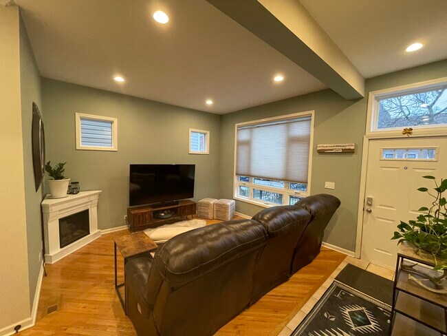 Living Room - 2717 N Artesian Ave