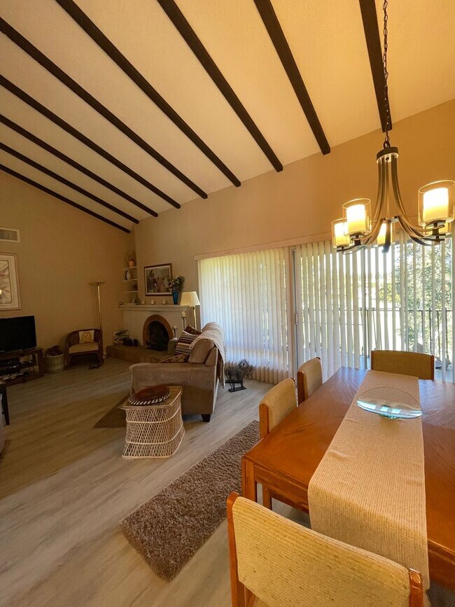 Building Photo - Charming 3Br/2Ba Updated Fully Furnished Vacation Rental W/ Golf Course View