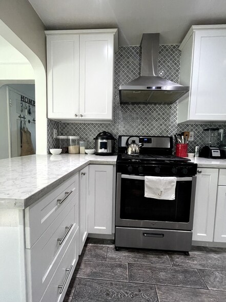 Building Photo - 2348 Warwick Ave