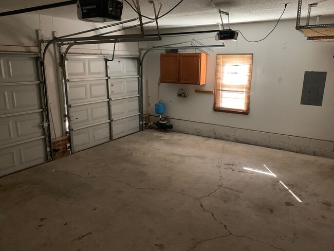 Building Photo - 3 Bedroom 2 Bathroom House