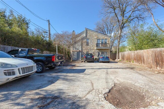 Building Photo - 706 W Lynn St