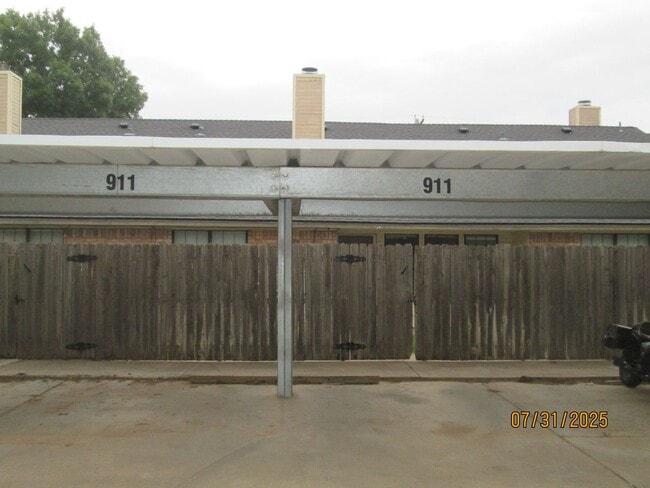 Building Photo - TOWNHOUSE - 2 bedrooms, 2 bathrooms