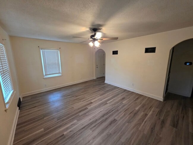 Building Photo - Cute & Cozy 2 Bedroom Home for Rent