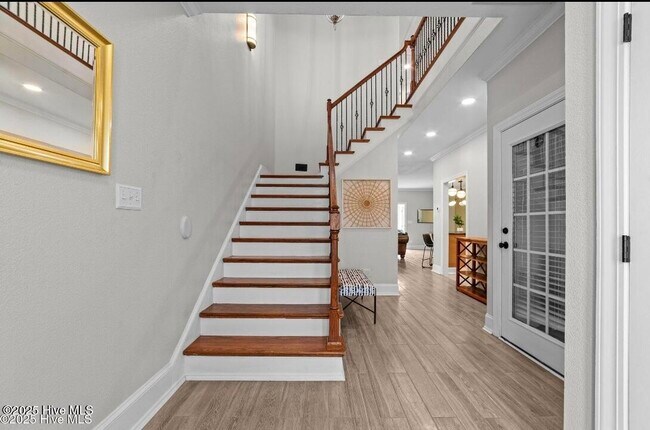 Building Photo - 1625 Brook Hollow Dr