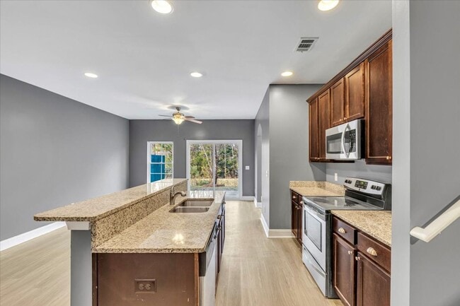 Building Photo - Richmond Hill- 3Br, 2 1/2 Bath Townhome