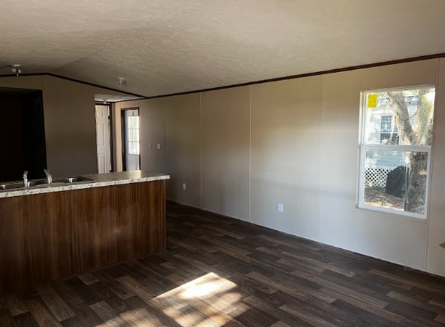 Building Photo - 7017 Silver Lake Dr