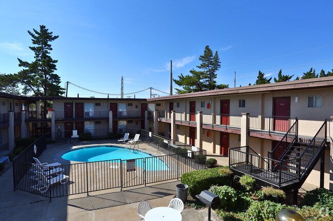 Pool and Courtyard - Casa Del Sol Apartments