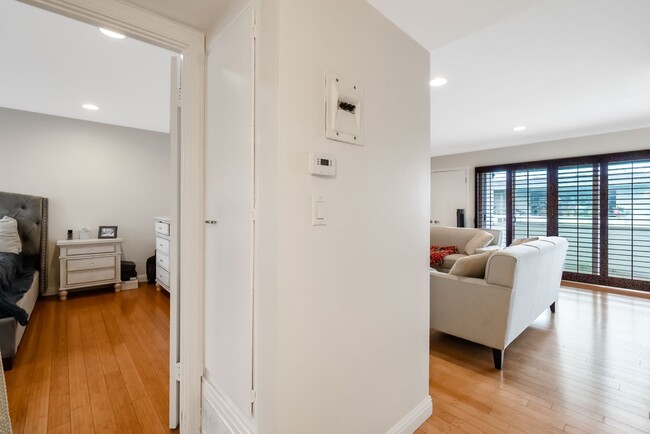 Building Photo - Unbeatable Location! Bright 1 Bed, 1 Bath ...