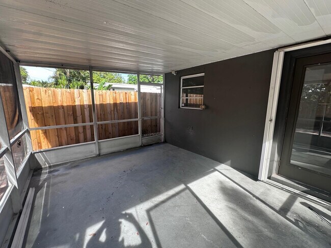 Building Photo - 40 NE 48th St