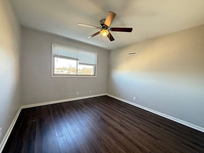 Building Photo - 2 Bedroom Unit was recently renovated. Live walking distance from the downtown square or steps fr...